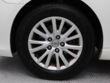 純正アルミホイールは精度が高く、走行の安定性が優れています。タイヤサイズ215/60R16