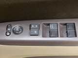 【電動格納ミラー】サイドミラーは電動格納式となっており、狭い駐車場でもキズがつくリスクを抑えられます。