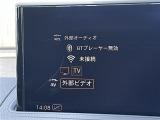 マットブラックにホワイトのLIBERALAのロゴの建物と看板が目印です。