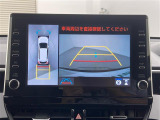 【パノラミックビューモニター】クルマを真上から見下ろした視点で駐車をサポートします!クルマの斜め後ろや真横など、いち早く障害物に気が付くことができます。//