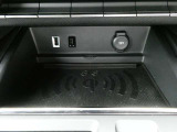 置くだけで充電ができるスマートフォンワイヤレスチャージ機能