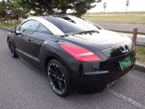 プジョー初のコンパクトスポーツクーペ「RCZ」。流麗な曲線でエクステリアデザインが構成されており、ルーフにふたつの「コブ」のような膨らみを持たせた「ダブルバブルルーフ」、