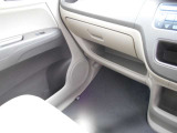 必需品の保険証や車検証の他に、お好きなCD・DVDやサングラスなど小物を収納できます。意外と大切な部分なんですよ。