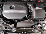 【BMWエンジン】革新的なガソリン・エンジン・テクノロジーによる高性能かつ高効率。レスポンスの良いパワーを発揮。常にスムーズな吸気を実現しアクセル開度にダイレクトに反応しドライビングを楽しく演出。