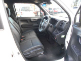 体が沈み込まないちょうどいい固さのシートなので、長時間の運転も疲れづらいんですよ♪足元もすっきりと広いです!