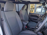 シートヒーターも装備された高級感のあるシートです!JEEPのロゴがオシャレ!