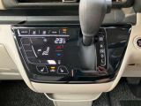 オートエアコンでパネルタッチするだけで操作が可能です(^^)☆AUTOにすれば簡単に車内の空調を快適に調整してくれます♪嬉しいシートヒーター付き(^^)