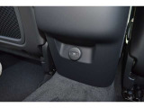 セカンドシートの足元にもUSB-Cポートが付いています