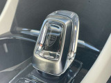 【オレフォス社製クリスタル・シフトノブ】高い存在感を放つクリスタルのシフトノブはボルボPHEV車のみに装備される特別なアイテム。スウェーデン南部のクリスタルガラスメーカー、オレフォス社による製造。