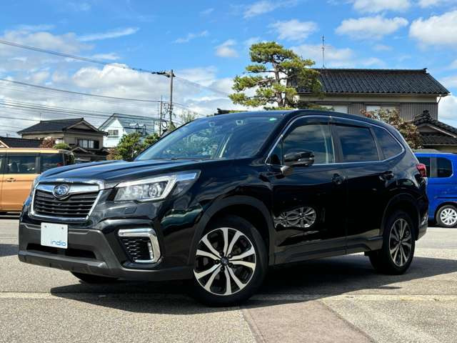 中古車 スバル フォレスター 2.5 プレミアム 4WD サンルーフ 黒革 