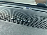 【harman kardon】ハーマンカードンのHi-Fiスペシャリストと共に、モデル別に開発・設計された専用チューニングが臨場感溢れる音響空間を実現しています。