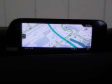 【マツダコネクトナビ】車内の雰囲気にマッチした一体型タイプのナビ。各種車両設定やBluetooth再生等、様々な機能が楽しめます、直感的なダイヤル操作が可能で、使い勝手も良好です。