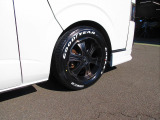 足元には新品ワイルドディープス17インチ+ホワイトレタータイヤを装着!当分タイヤ交換の心配はいりません♪