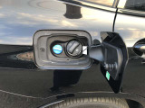 LEDヘッドライト。先進のLEDテクノロジーを採用。照射される白色光の周波特性は太陽に近く、バイキセノンヘッドライトを上回るコントラストでさらに明るく輝きます。悪天候の日でも優れた視認性を発揮します。