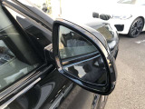 追い越し車線上を急接近してくる車両を認識してミラー内側に組み込まれたインジケータを点滅させドライバーに警告します。注意喚起に気づかず、ドライバーがそのまま車線を越えた場合には車線維持をサポートします。