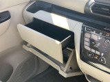 グローブボックスです!車内の収納力もある車です!
