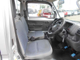 体が沈み込まないちょうどいい固さのシートなので、長時間の運転も疲れづらいんですよ♪足元もすっきりと広いです!