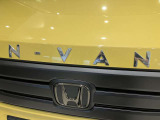 N-VANの車名を大胆にレイアウト。タフな印象の表情に仕上げます。