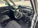 運転席はくつろぎのプライベート空間! 車内をクリーニングしてお待ちしております!