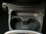 運転席の手の届く場所にはドリンクホルダーがございます(^^) ドライブ中の水分補給もバッチリです♪