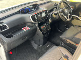 運転席はくつろぎのプライベート空間! 車内をクリーニングしてお待ちしております!