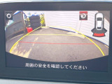 【バックカメラ】駐車時に後方がリアルタイム映像で確認できます。大型商業施設や立体駐車場での駐車時や、夜間のバック時に大活躍!運転スキルに関わらず、今や必須となった装備のひとつです!