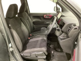 女性でも運転がしやすいように、シートの高さ調整機能(シートリフター)がついています。広い足元にゆったり座れるシートには肘掛も装備しており長距離の運転でも疲れにくいシートです。
