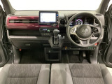 車内は光触媒抗菌消臭施工済です。スタイリッシュなデザインでスポーティなインパネ周りを演出します。グローブボックスやカップホルダーのほかにトレーなどたくさんの収納スペースが付いています。