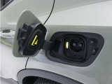 急速充電器は、商業施設など外出先の公共の充電ステーションでご利用いただけます。CHAdeMOに対応し、短時間で急速充電!150kWの急速充電器を使用した場合、充電率10%から80%まで、約32分で充電できます。