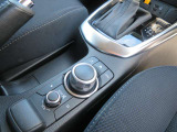 センターディスプレイの操作はコマンダーコントロールで姿勢を崩さず操作が可能です。運転に集中でき必要な情報を逃さないレイアウトです。
