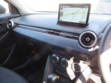 Apple Car play/Android Autoはコマンダーコントロールでスマートフォンを操作して、通話、メッセージの送受信や、音楽を聴いたり、マップで目的地を調べることができ、また、音声操作が可能です。