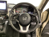 ハンドルにHondaセンシング系のクルーズコントロールやレーンキープアシストなどのスイッチと、オーディオの操作スイッチが装備されています。ハンドルから手を離さず安全に操作できます。