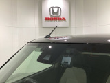 Honda SENSING装着車です。衝突を予測してブレーキをかけたり、前のクルマにちょうどいい距離で走行できる多彩な安心・快適機能を搭載した先進の安全運転支援システムがドライバーをサポートします。