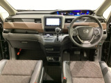 車内は光触媒抗菌消臭施工済です。木目調パネルが暖かみのあるインパネ周りを演出します。グローブボックスやカップホルダーのほかにトレーなどたくさんの収納スペースが付いています。