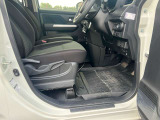 運転席はくつろぎのプライベート空間! 車内をクリーニングしてお待ちしております!