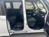 運転席はくつろぎのプライベート空間! 車内をクリーニングしてお待ちしております!