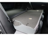 セカンドシートを倒した状態です。セカンドシートは独立可倒、荷物に合わせてラゲッジスペースをアレンジできます。