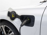 専用コードを接続するだけで簡単に充電が行えます。プラグインハイブリッドモデルRecharge PHEV T6 AWDは、走行中の充電のほか、自宅などに設置された充電機器からの充電が可能です。