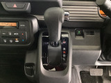 CVT車のセレクトレバーです。低速から高速まで、変速ショックのないスムーズな走りを実現するとともに、エンジン効率のよい領域を維持することで燃費にも貢献します。