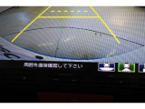 バックをするとき自動でリアの様子が映る『リアカメラ』付き!ナビ画面で確認しながらバックができ、ガイドラインで距離感がつかめるので後ろの壁も安心ですね。でも、周りへの目視も忘れないでくださいね!