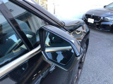 追い越し車線上を急接近してくる車両を認識してミラー内側に組み込まれたインジケータを点滅させドライバーに警告します。注意喚起に気づかず、ドライバーがそのまま車線を越えた場合には車線維持をサポートします。