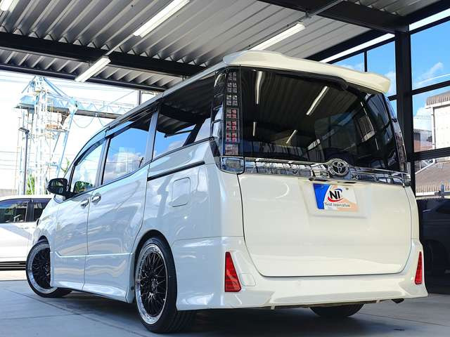 希少価値ヒマラヤ原産ヴァジュラ（ミニ） トヨタ ヴォクシー 2.0 ZS の中古車詳細 (66,000km, ホワイト
