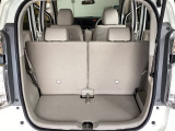 開口部も広く荷物の積み下ろしもしやすいお車となっております。シートの背もたれは5:5の割合で分割して可倒できるので、長いお荷物などを載せることもできます。