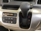 CVT車のセレクトレバーです。低速から高速まで、変速ショックのないスムーズな走りを実現するとともに、エンジン効率のよい領域を維持することで燃費にも貢献します。
