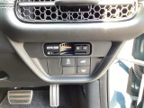 自社整備工場で点検整備をおこなってからお渡ししています。車検が残っている場合は『12ヶ月点検整備』を、車検整備付きの場合は『車検整備』をおこないます。整備費用は車両本体価格に含まれています。
