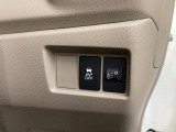 ハンドルの右側にはヘットライトリベライザーとVSA(ABS+TCS+横滑り抑制)解除スイッチがついています。ヘッドライトレベライザーは道路状況や積荷の加重に応じてライトの高さを調節できます。