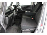 フロントシートはベンチシートです。運転席と助手席の移動が簡単です。