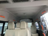 車内上部にも手摺りが付いているので車内で移動する際も安心です。