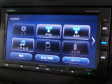 CD、DVD、Bluetooth、AM、FM、AUX、スマートフォン接続ができます。