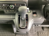 CVT車のセレクトレバーです。低速から高速まで、変速ショックのないスムーズな走りと、エンジン効率のよい領域を維持して燃費にも貢献します。サイドブレーキはスイッチ操作の電子制御パーキングブレーキです。